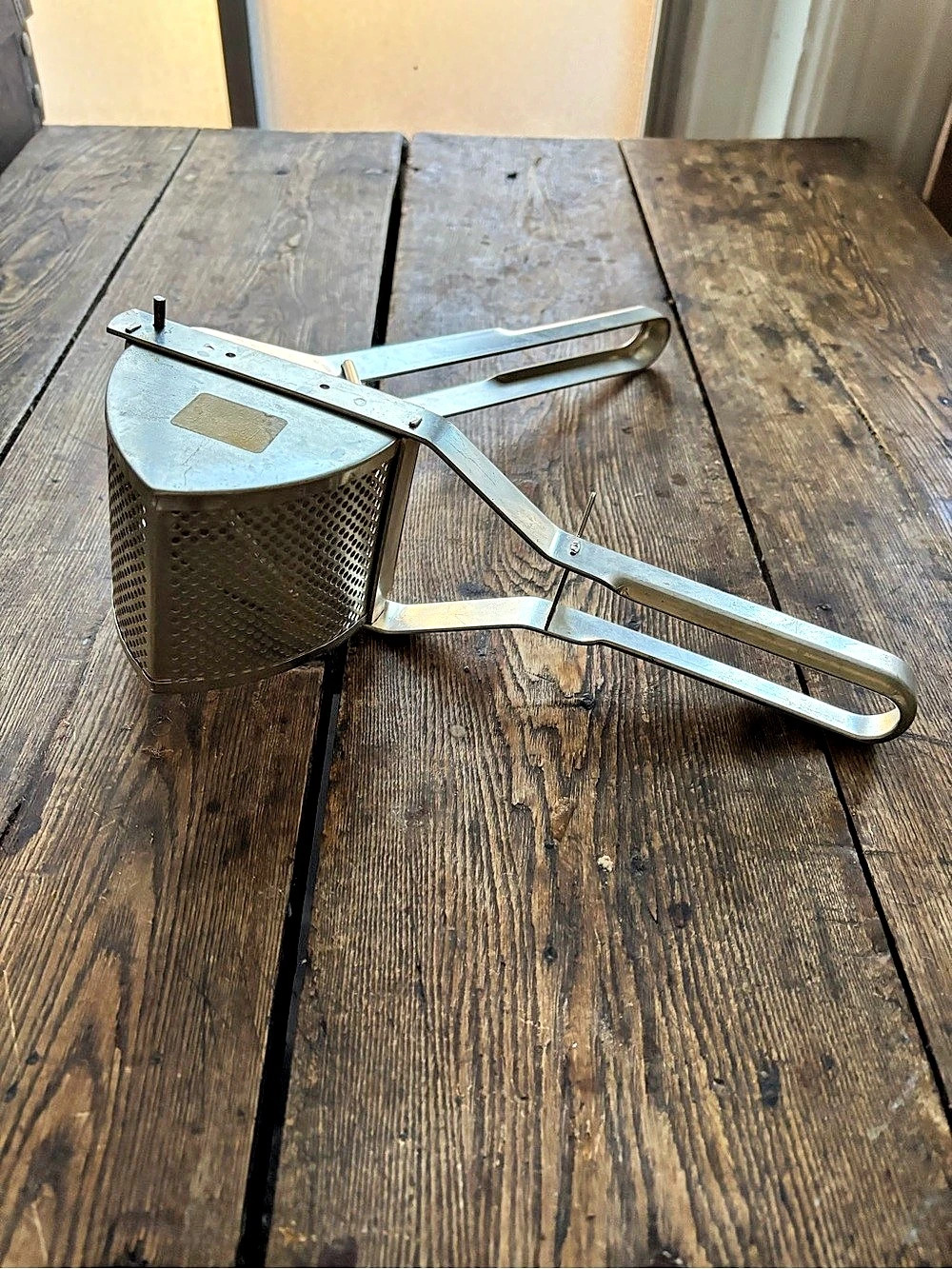 Manual potato ricer